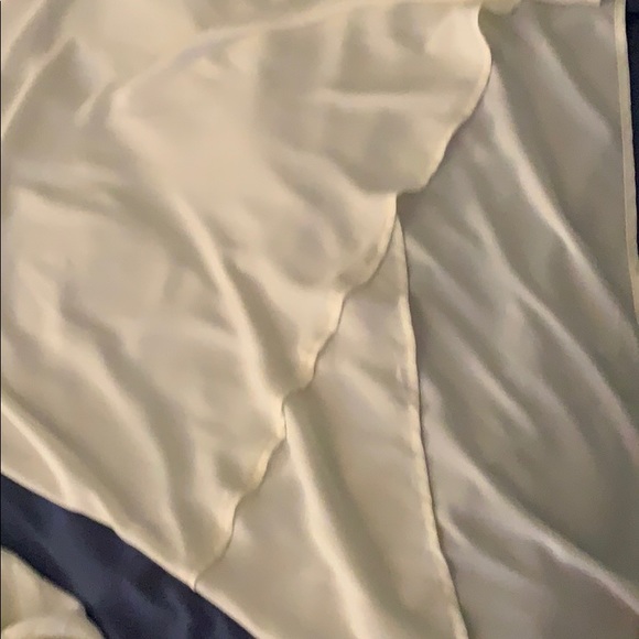 White shirt with beads mid V-neck with beige top - Picture 2 of 8